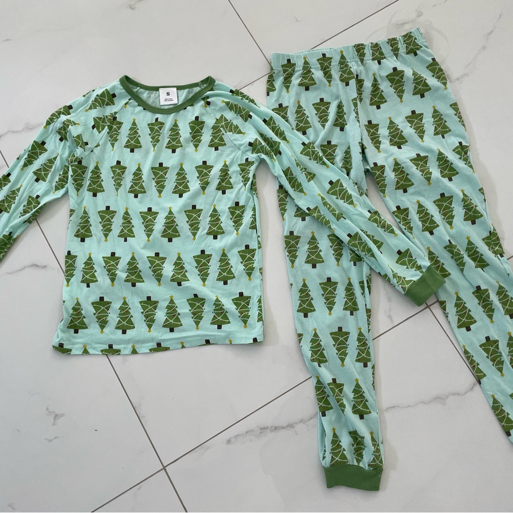 Christmas pajama size S for mwomen like new
60%cotton
40%polyester
Used one time - Picture 2 of 3